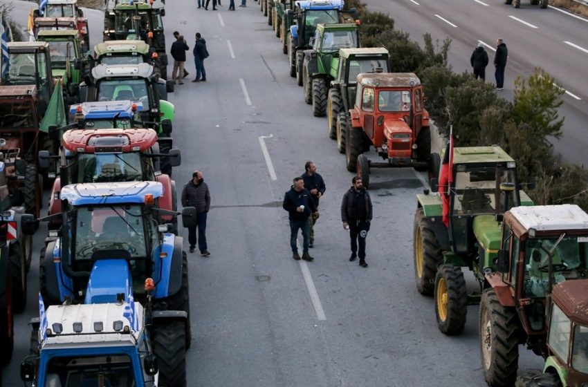 Στήνουν μπλόκα οι αγρότες της Θεσσαλίας